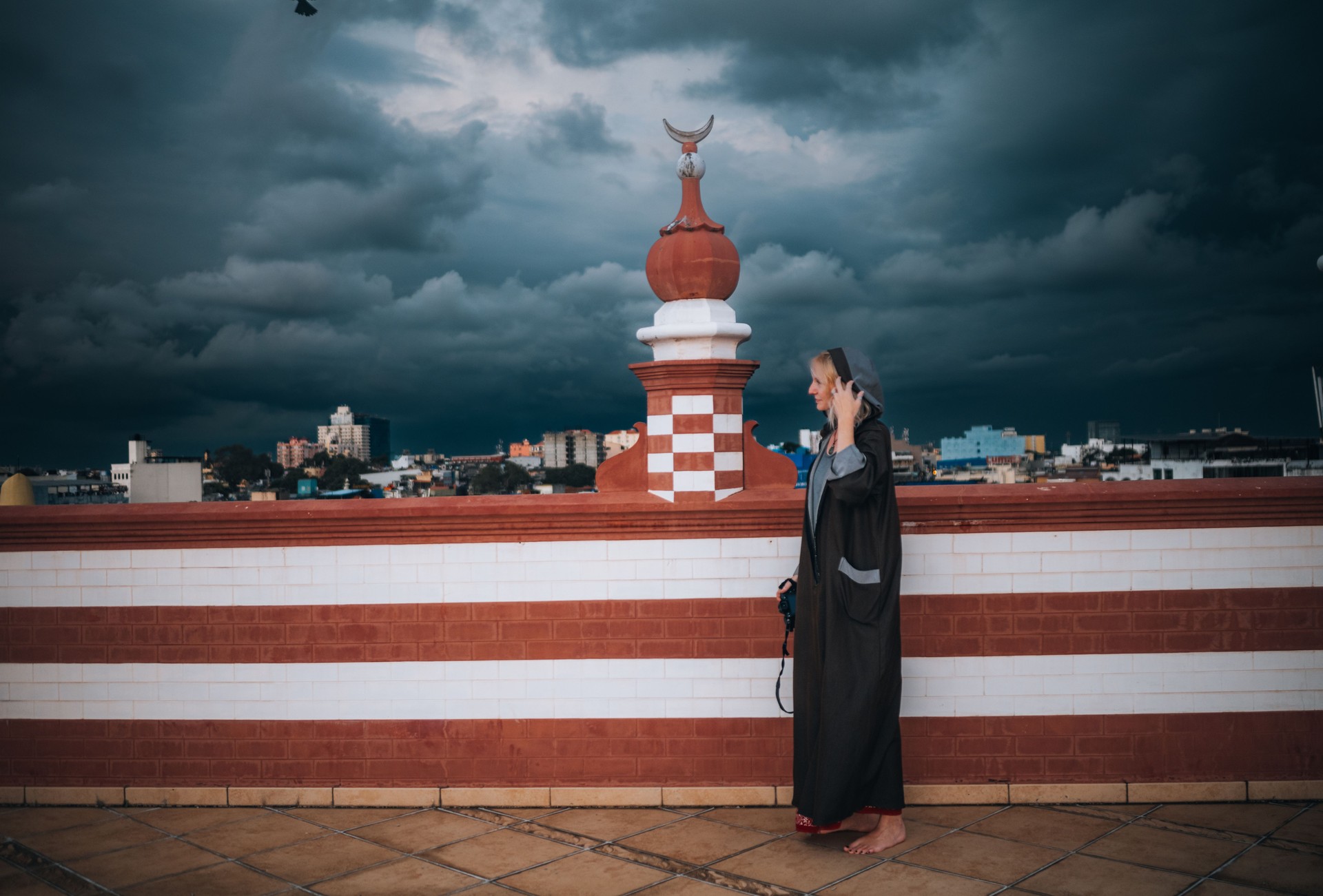 Female tourist visiting the Red Mosque in Colombo.